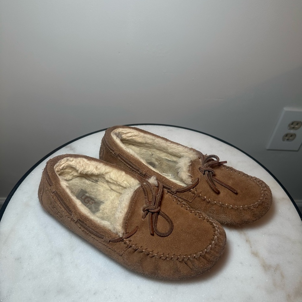 UGG Moccasin Slippers Size 5.5 Women’s‎